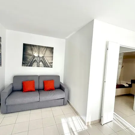 - For 2 People - Parking - Swimming Pool - Air Conditioning Antibes