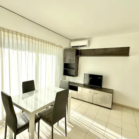 - For 2 People - Parking - Swimming Pool - Air Conditioning