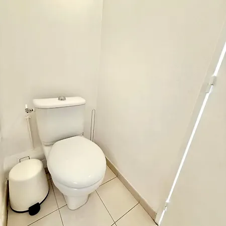 - For 2 People - Parking - Swimming Pool - Air Conditioning Antibes