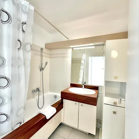 - For 2 People - Parking - Swimming Pool - Air Conditioning * Antibes