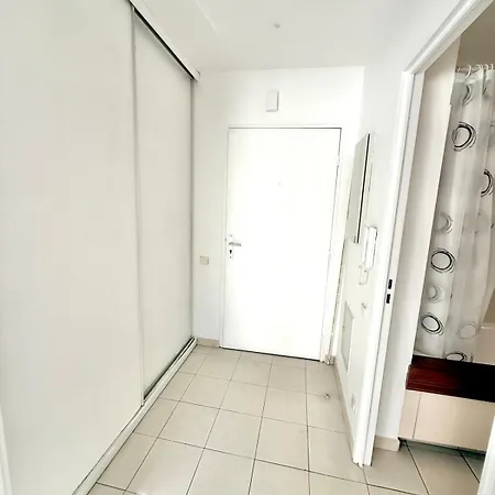 - For 2 People - Parking - Swimming Pool - Air Conditioning * Antibes