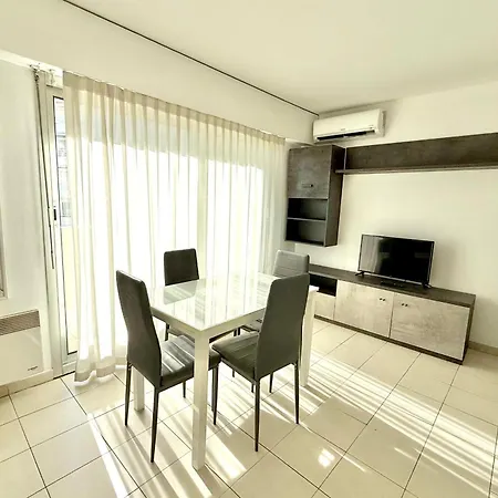 - For 2 People - Parking - Swimming Pool - Air Conditioning 昂蒂布