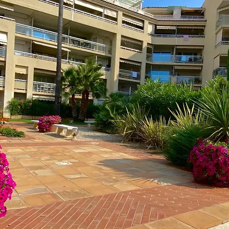 - For 2 People - Parking - Swimming Pool - Air Conditioning * 昂蒂布